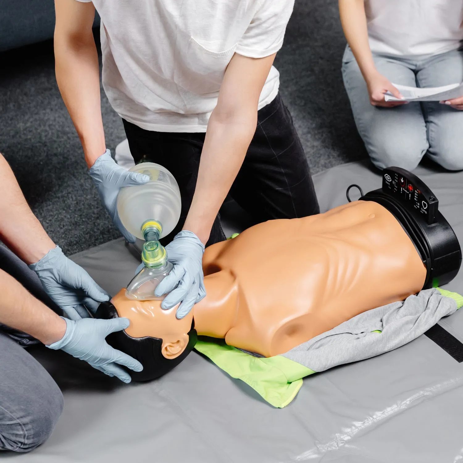 רענון עזרה ראשונה על בובה