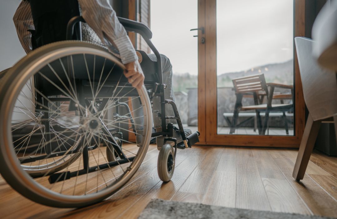 איך לבחור כיסא גלגלים בצורה חכמה? מדריך לבחירת כיסא מותאם לנוחות, ניידות, משקל, קיפול, צרכים רפואיים ואיכות חיים טובה יותר.